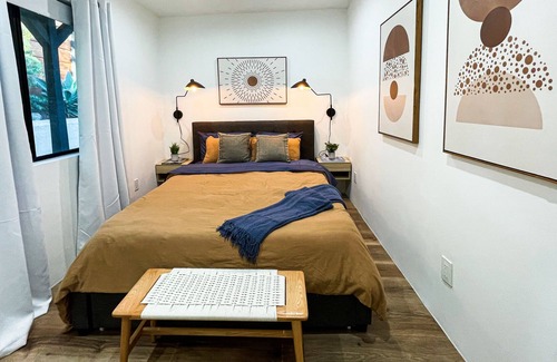 South San Gabriel Casa | Modern L.A. home with gorgeous views of the San Gabriel Mountains. Pet Friendly.