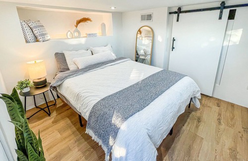 South San Gabriel Casa | Modern L.A. home with gorgeous views of the San Gabriel Mountains. Pet Friendly.