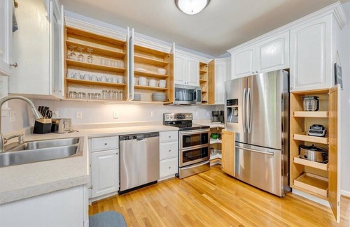 Huddleston Casa | Modern Lake Access Retreat. Hot Tub & Pet Friendly!