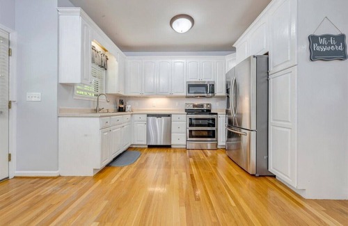 Huddleston Casa | Modern Lake Access Retreat. Hot Tub & Pet Friendly!