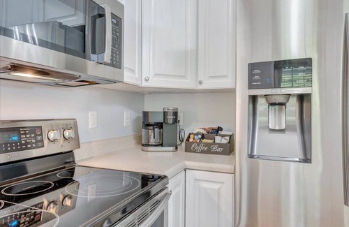 Huddleston Casa | Modern Lake Access Retreat. Hot Tub & Pet Friendly!