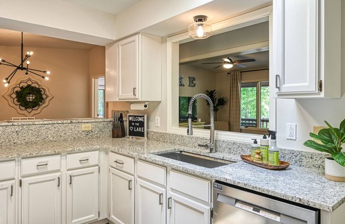 Windwood Coves Cabina | Modern Lake Anna Cabin with TWO King Suites