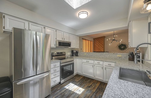 Windwood Coves Cabina | Modern Lake Anna Cabin with TWO King Suites