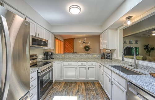 Windwood Coves Cabina | Modern Lake Anna Cabin with TWO King Suites