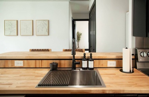 George Haywood's Lakefront Casa | Chic Cottage w/ Hot Tub – Close to Geneva Wineries & SPIRE Institute