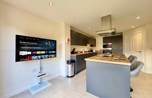 Doncaster Casa | Modern Lake Front Home | Free Parking | Sleeps 8