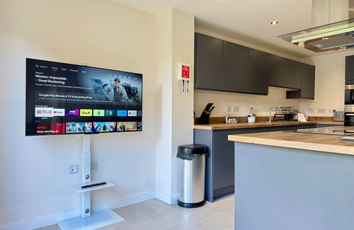 Doncaster Casa | Modern Lake Front Home | Free Parking | Sleeps 8