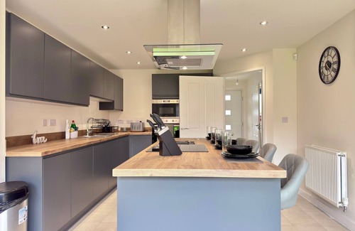 Doncaster Casa | Modern Lake Front Home | Free Parking | Sleeps 8