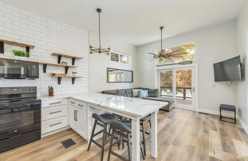 Southmont Casa | Modern Lake House High Rock Lake