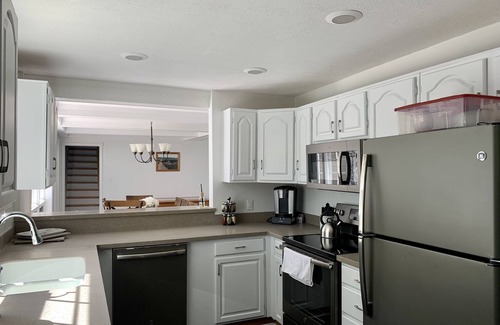 Marietta Casa | Available on Labor Day: Modern lake house w/ private lakefront, fire pit, kayaks