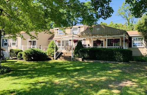 Marietta Casa | Available on Labor Day: Modern lake house w/ private lakefront, fire pit, kayaks