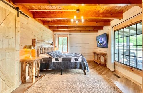 Sevierville Casa | Modern lake side nest HOTUB Fenced YARD king beds