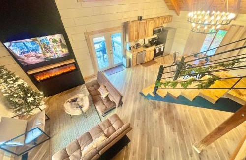 Sevierville Casa | Modern lake side nest HOTUB Fenced YARD king beds