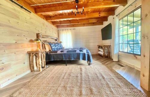 Sevierville Casa | Modern lake side nest HOTUB Fenced YARD king beds