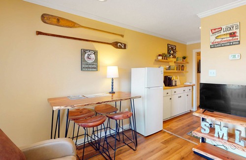 North Shore Condominio | Modern lake-view condo with pool, children's pool, boat trailer storage & launch