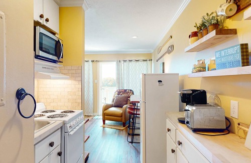 North Shore Condominio | Modern lake-view condo with pool, children's pool, boat trailer storage & launch