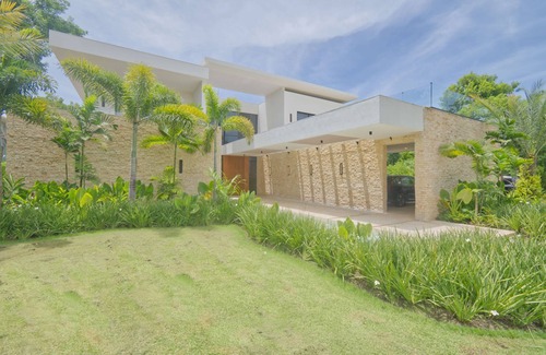 Punta Cana Villa | Modern Lake Villa With English Speaking Staff in Golf and Beach Resort