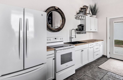 Suamico Cabaña | Modern Lakefront Cottage Minutes From Green Bay!