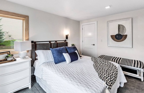 Suamico Cabaña | Modern Lakefront Cottage Minutes From Green Bay!