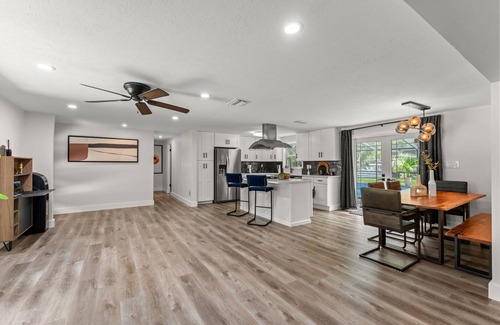 Lutz Casa | Modern Lakefront- Pool Home