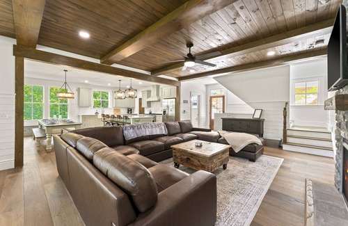 Jacksboro Casa | Modern lakefront retreat with private dock, game room, grill, & boat access