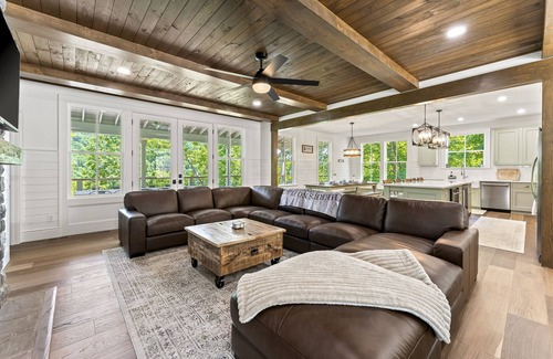 Jacksboro Casa | Modern lakefront retreat with private dock, game room, grill, & boat access