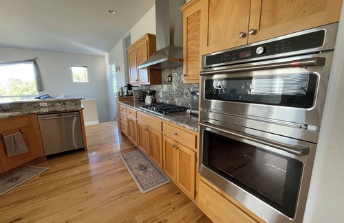 El Dorado Hills Casa | Modern Lakehall Retreat: Sauna, Chef Kitchen, Walk to Folsom Lake.