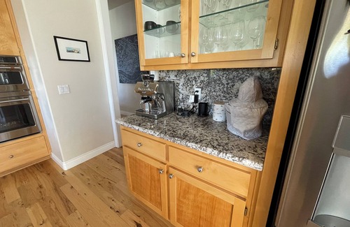 El Dorado Hills Casa | Modern Lakehall Retreat: Sauna, Chef Kitchen, Walk to Folsom Lake.