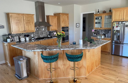 El Dorado Hills Casa | Modern Lakehall Retreat: Sauna, Chef Kitchen, Walk to Folsom Lake.