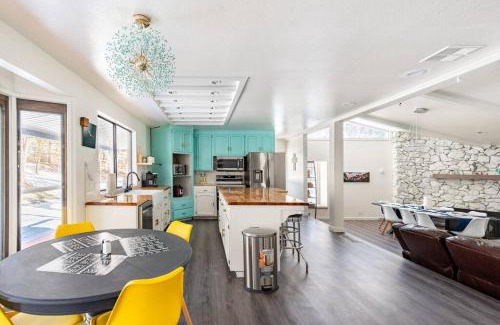 Oakhurst Casa | Modern LakeHouse Sleeps 20 Hot Tub/Games/Fire Pit