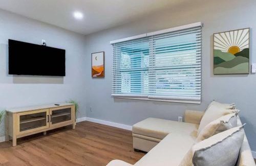 Lakeland Casa | Modern Lakeland Retreat Longterm