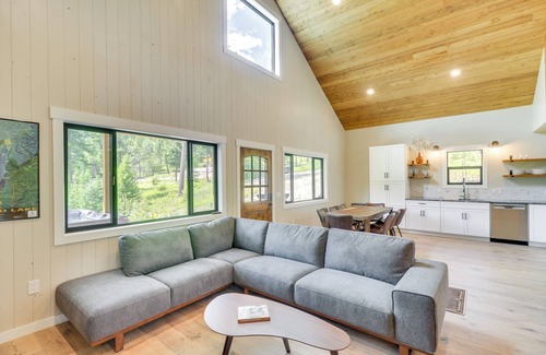 Lakeside Cabaña | Modern Lakeside Cabin w/ Mountain Views & Hot Tub!