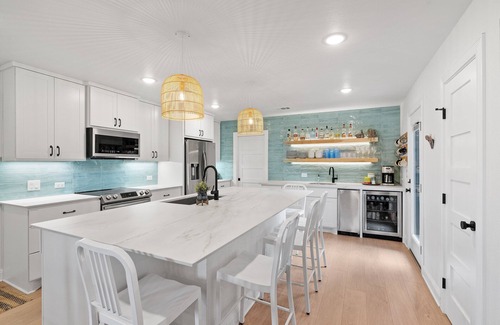 Tow Casa | Modern Lakeside Cottage with Hot Tub on Beautiful Lake Buchanan