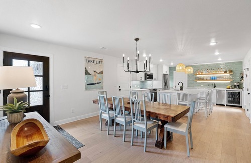 Tow Casa | Modern Lakeside Cottage with Hot Tub on Beautiful Lake Buchanan