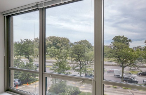 Lake View East Apartamento | Modern Lakeview 2BR w/ Deck, Pool & Gym, nr Lincoln Park, by Blueground