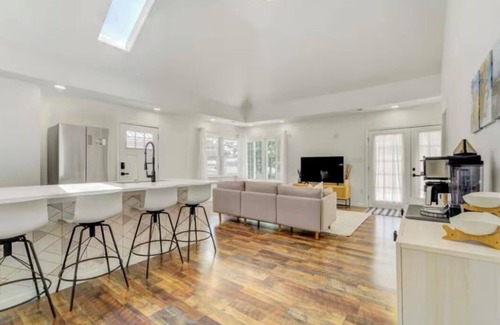 Lakeview Cabaña | Modern Lakeview Cottage