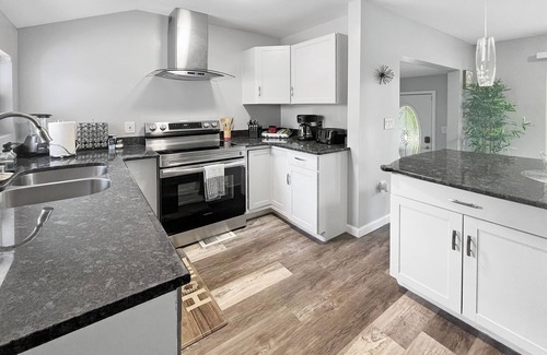 Bethlehem Casa | Modern Lakeview Escape in Hickory - Pet friendly