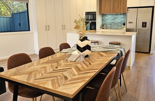 Gowrie Casa | Modern Large 3 bedroom 2 1/2 Bathroom Townhouse+WIFI+Garage+Parking+outdoor area