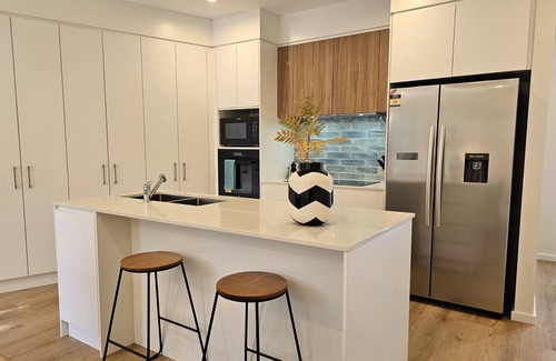 Gowrie Casa | Modern Large 3 bedroom 2 1/2 Bathroom Townhouse+WIFI+Garage+Parking+outdoor area