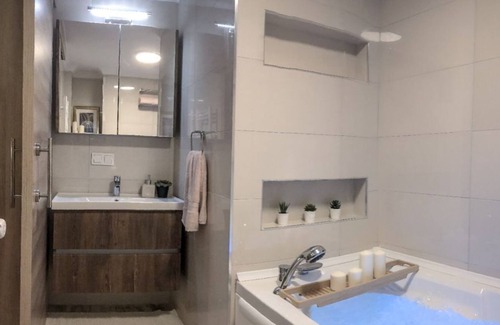 Ciftlikkoy Apartamento | Modern, Large Apartment with Sea View