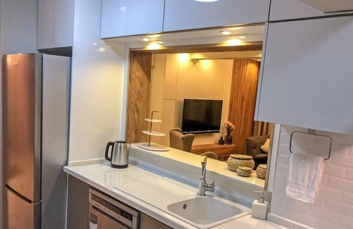 Ciftlikkoy Apartamento | Modern, Large Apartment with Sea View