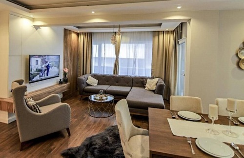 Ciftlikkoy Apartamento | Modern, Large Apartment with Sea View