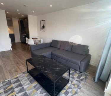 Stockwell Apartamento | Modern Large Flat 1min to Stockwell Station with Skyscraper View