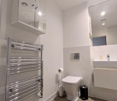 Stockwell Apartamento | Modern Large Flat 1min to Stockwell Station with Skyscraper View