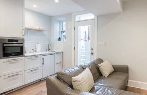 Columbia Heights Apartamento | Modern, Light-filled Garden Apartment in Heart of Washington