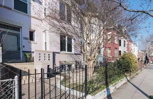 Columbia Heights Apartamento | Modern, Light-filled Garden Apartment in Heart of Washington