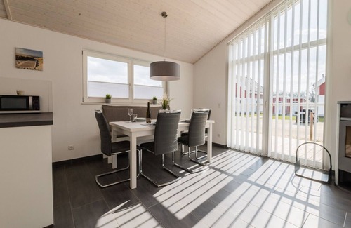 Nordhorn Casa | Modern, light-flooded vacation home with garden, wellness and WLAN