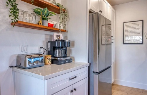 Overlook Apartamento | Modern Living Steps From Downtown
