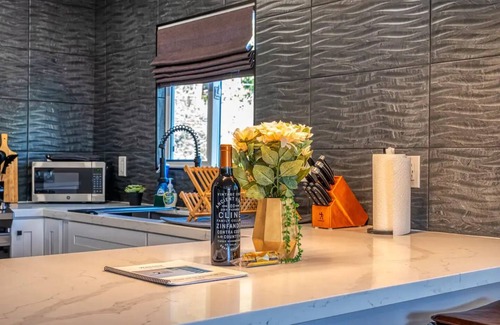 Overlook Apartamento | Modern Living Steps From Downtown