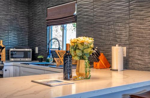 Overlook Apartamento | Modern Living Steps From Downtown